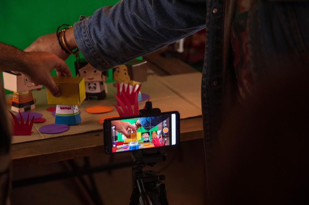 Atelier de vidéo - stop motion avec Bridges of Creativity dans le cadre des Winter camp du programme Art et Education, mars 2023 à L'Art Rue.
