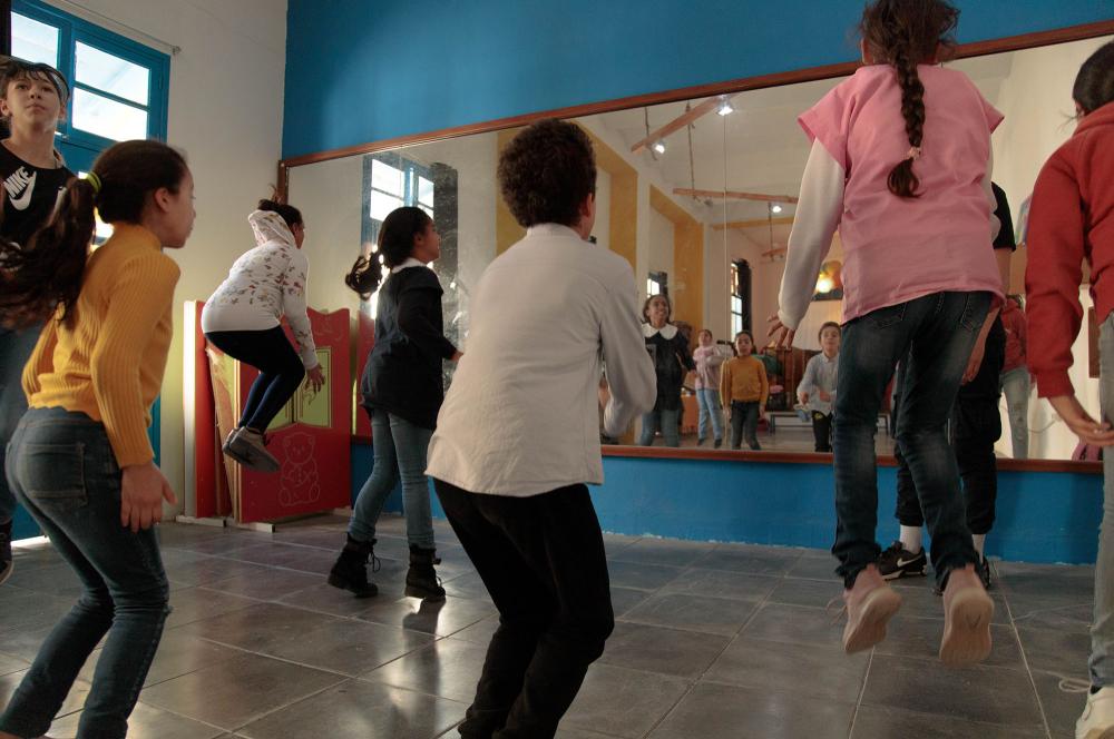 Atelier d’initiation à la danse au sein de l'école Bab Souika, médina de Tunis, animé par Hichem Chebli, Programme Art et Education, 2023.