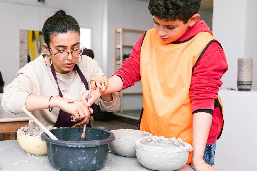 Sāni` صَانِع avec Mehdi Kriaa, atelier céramique pour enfants, mars 2022