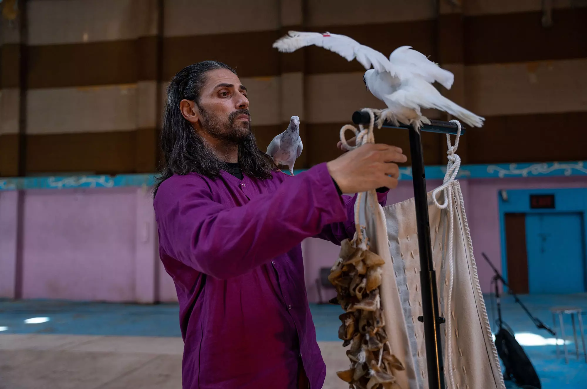 Performance « Bird » de Selma et Sofiane Ouissi à la 15ème Biennale de Sharjah, février 2023.