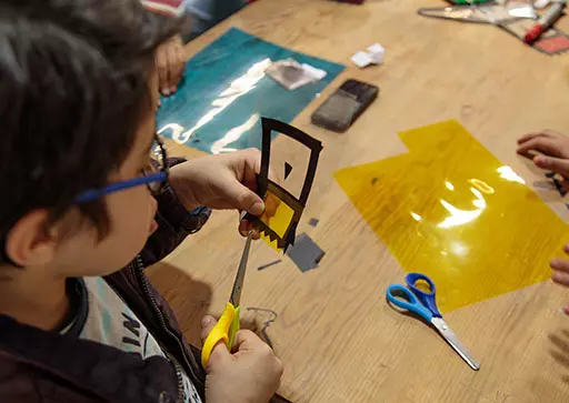 Shadow theatre workshop with Noura Mzoughi as part of the Winter camp of the Art and Education programme, L'Art Rue March 2023.