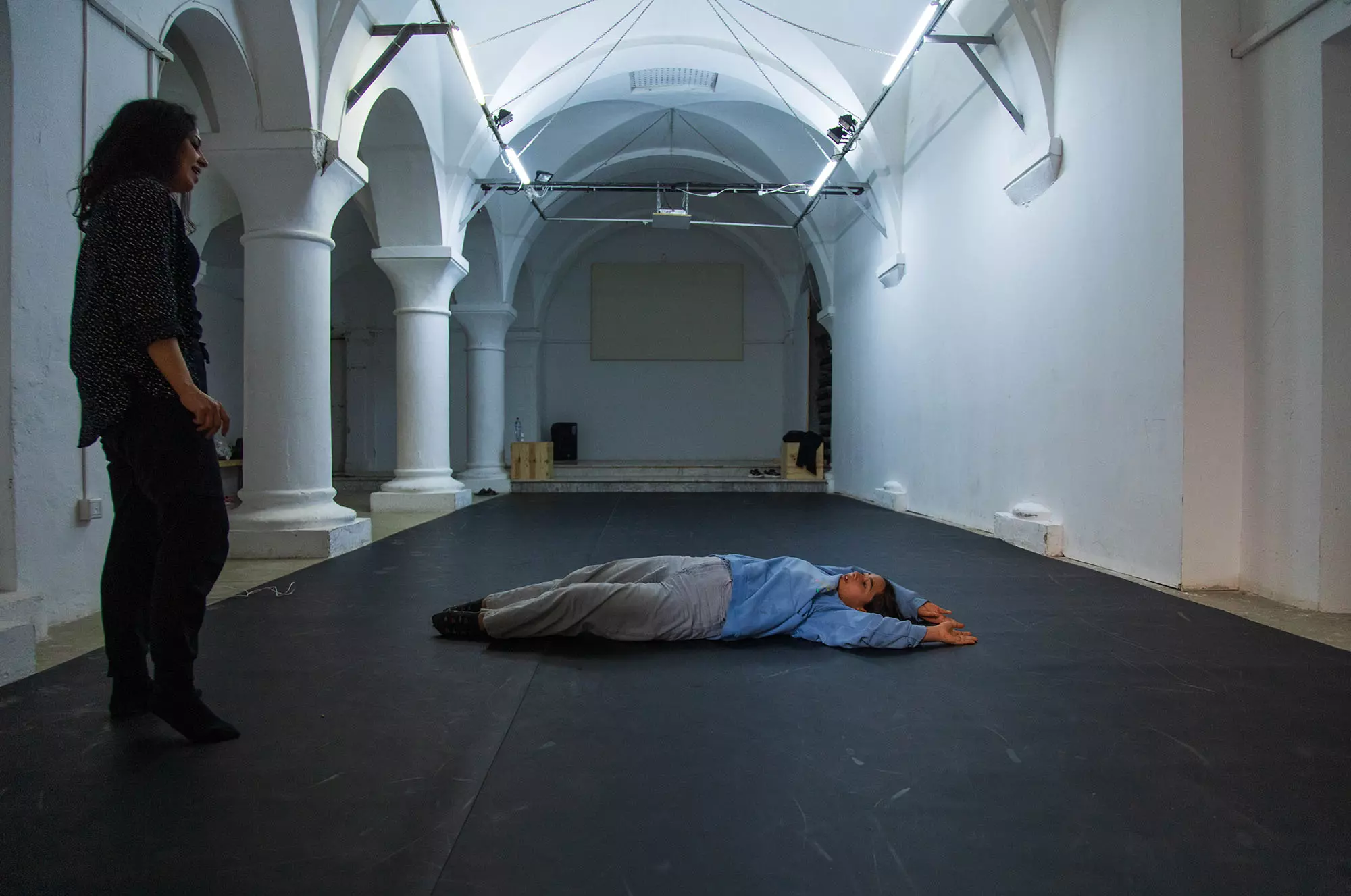Introduction to contemporary dance workshop for children and teenagers led by Houda Riahi at L'Art Rue, Art et Education, 2023.