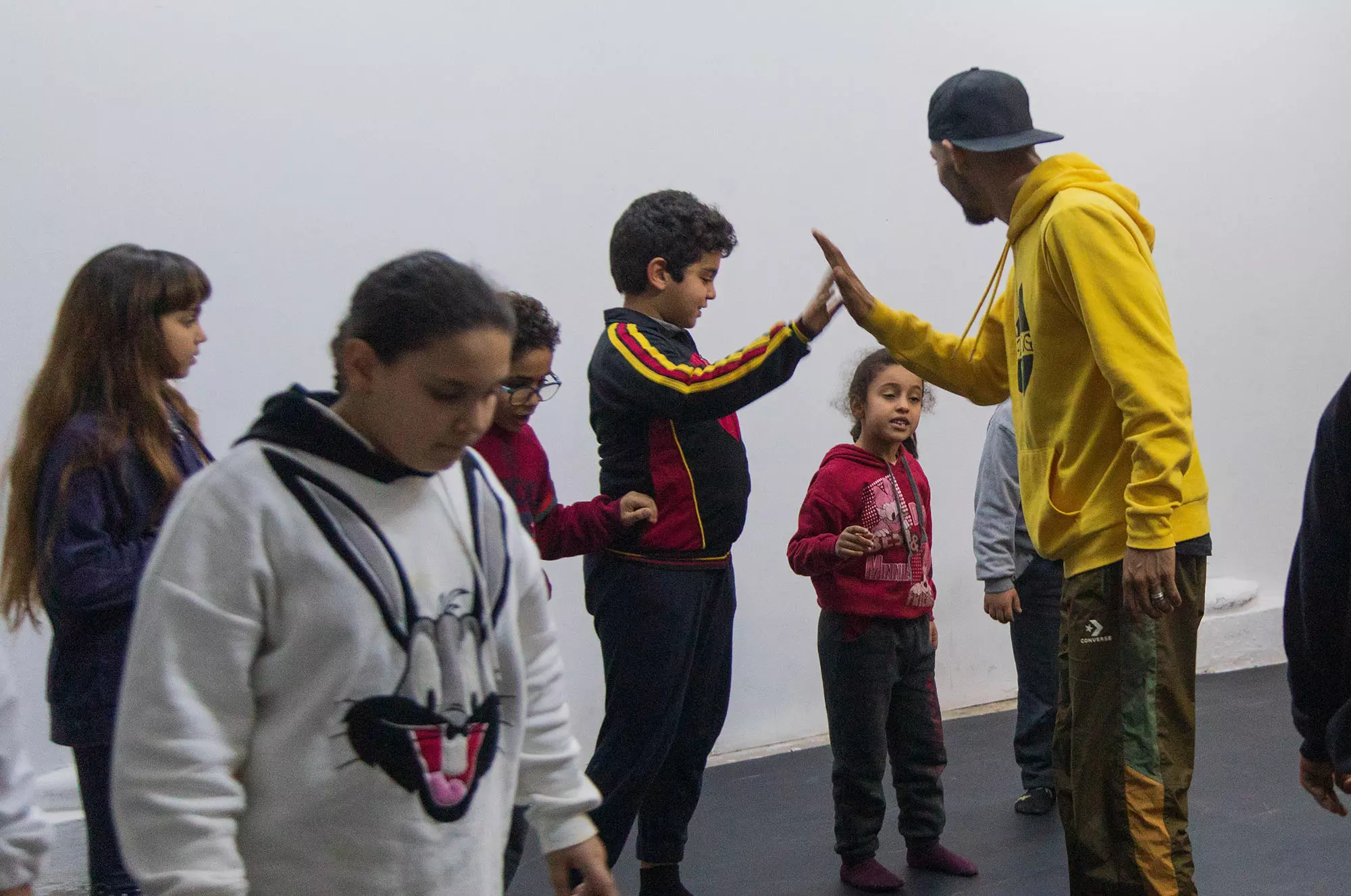 Atelier de hip-hop pour enfants animé à L'Art Rue par Tarek Bouallegui, Art et Education, 2023.