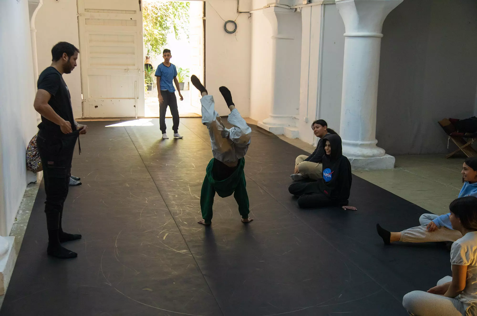 Breakdance workshop led by Hichem Chebli as part of the Art and Education winter camp, L'Art Rue March 2023.