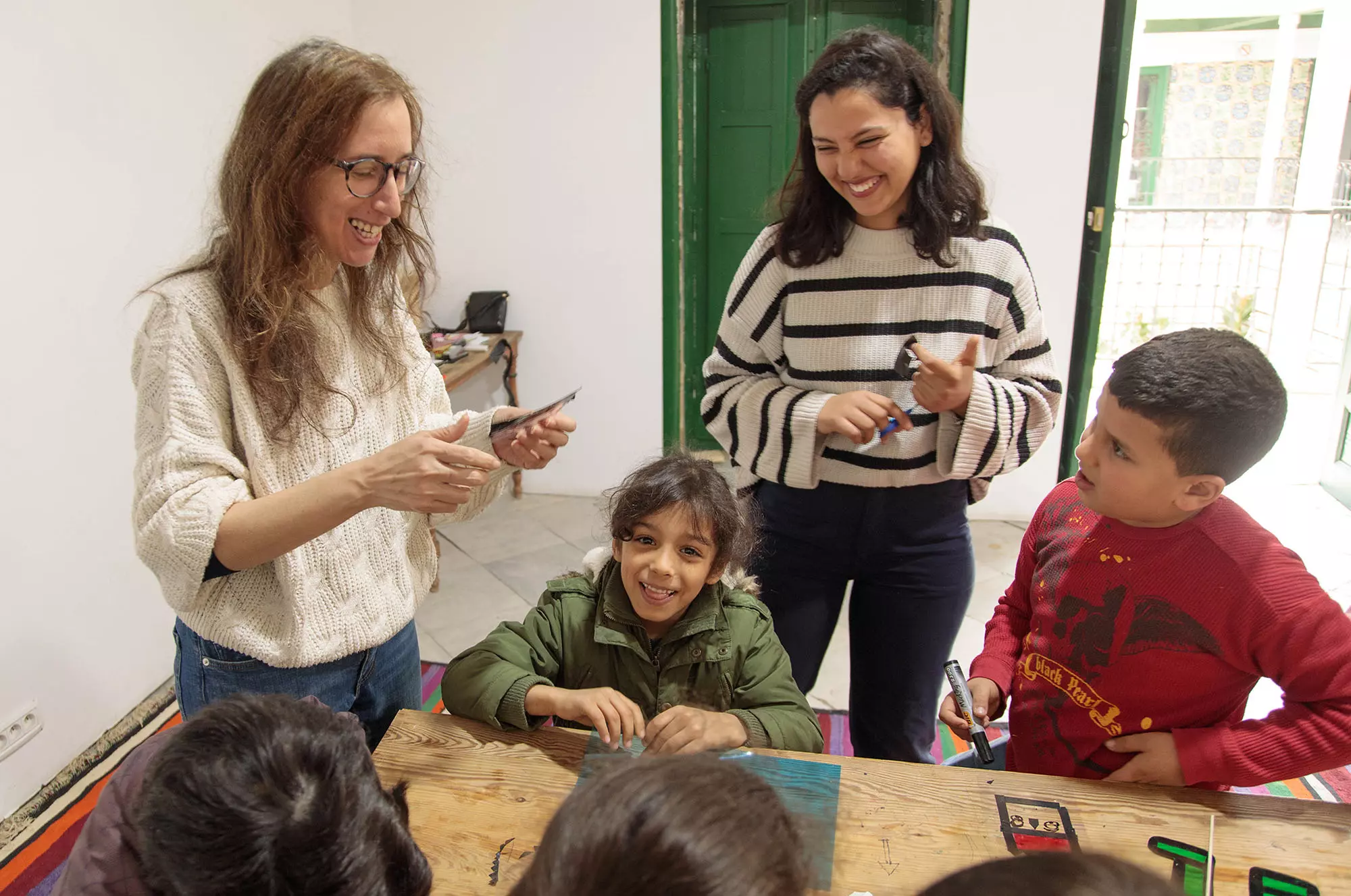 Shadow theatre workshop with Noura Mzoughi as part of the Winter camp of the Art and Education programme at L'Art Rue, March 2023.