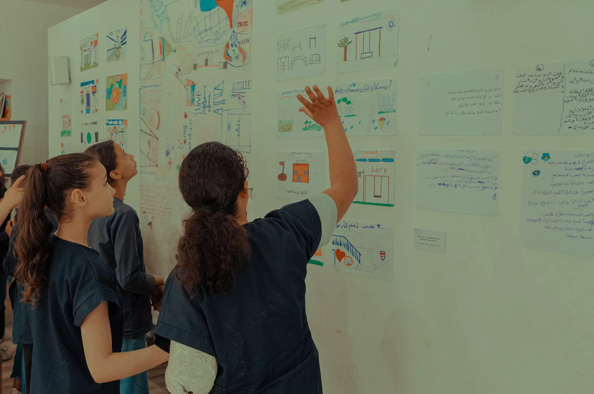 Sortie de l'atelier d’initiation à l’architecture animé par Bilel Ben Romdhane au sein de l'école primaire de la rue el Marr, médina de Tunis, Programme Art et Education, juin 2023.