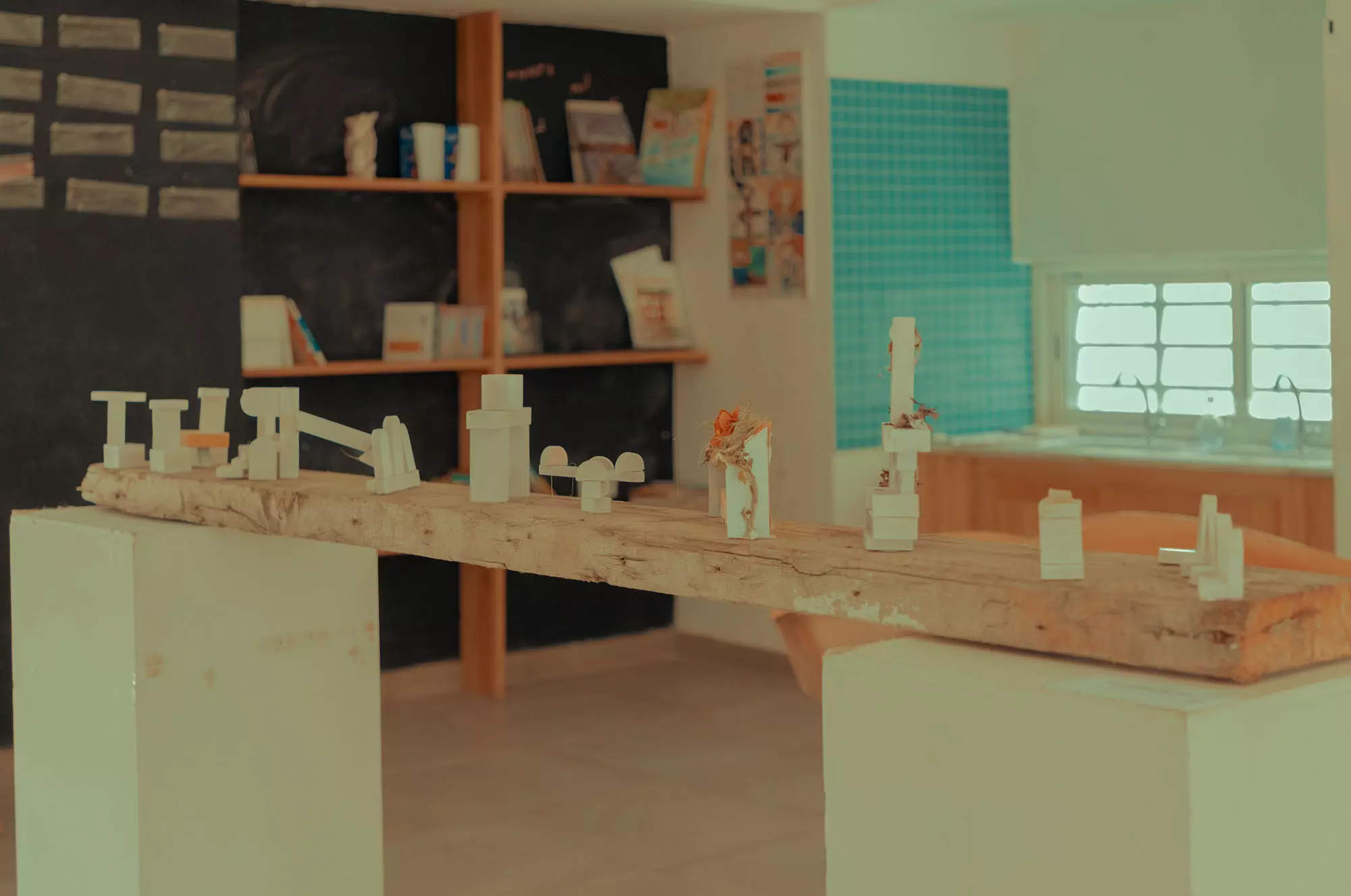 Sortie de l'atelier d’initiation à l’architecture animé par Bilel Ben Romdhane au sein de l'école primaire de la rue el Marr, médina de Tunis, Programme Art et Education, juin 2023.