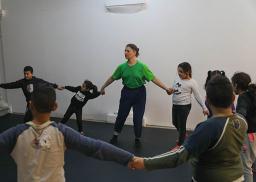 Atelier de danse contemporaine avec Cyrinne Douss dans le cadre des Winter Camp du programme Art et Education, mars 2023 à L'Art Rue.