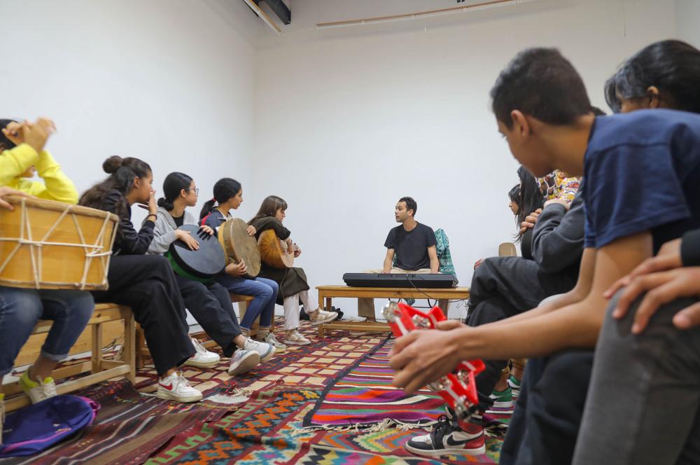 Percussion workshop with Jihed Khmiri as part of the Art and Education Winter Camp, March 2023 at L'Art Rue.