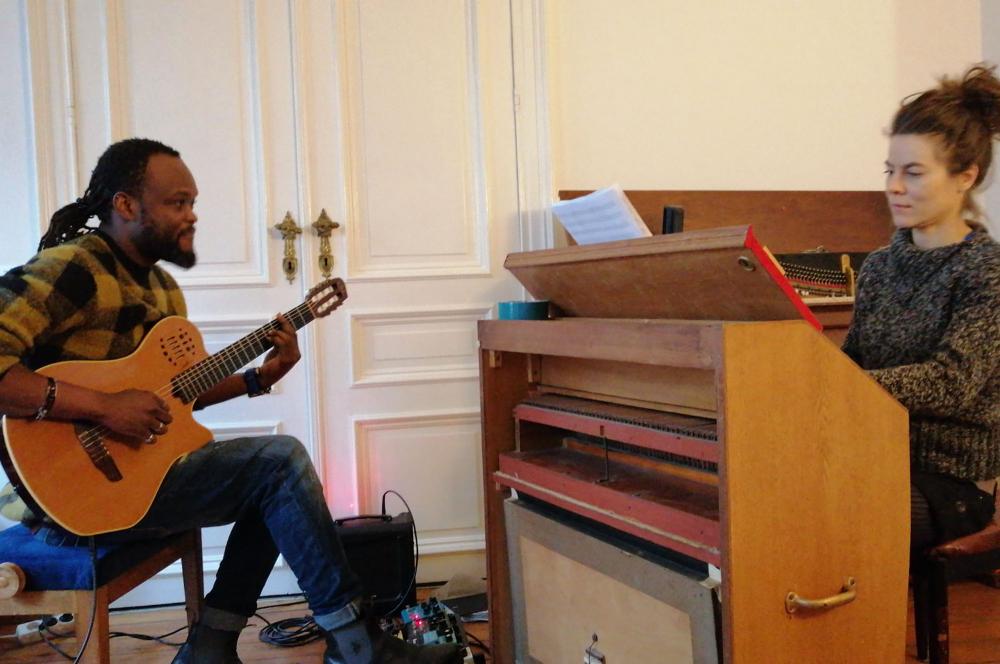 Sammy Baloji  et Fiston Mwanza Mujila en résidence au KVS, Bruxelles, 2023.