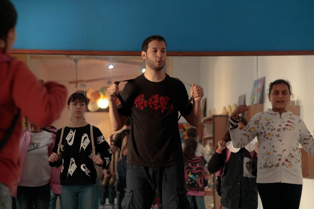 Atelier d’initiation à la danse au sein de l'école Bab Souika, médina de Tunis, animé par Hichem Chebli, Programme Art et Education, 2023.