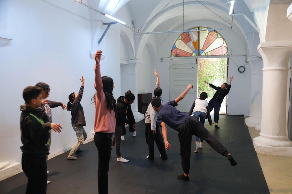 Atelier de danse contemporaine avec Cyrinne Douss dans le cadre des Winter Camp du programme Art et Education, mars 2023 à L'Art Rue.
