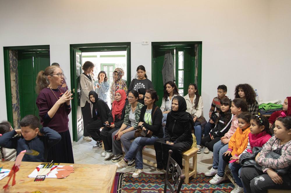Shadow theatre workshop with Noura Mzoughi as part of the Winter camp of the Art and Education programme at L'Art Rue, March 2023.