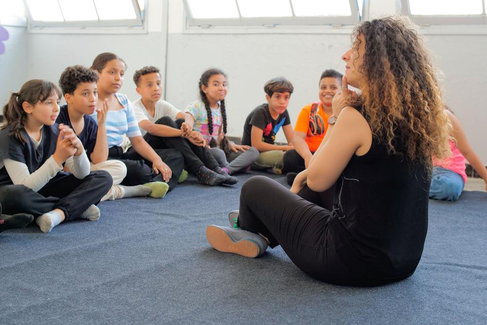 Atelier de théâtre de Toumadher Zrelli avec les enfants de l'école Hakim Kassar Hafssia - Médina de Tunis, 2024