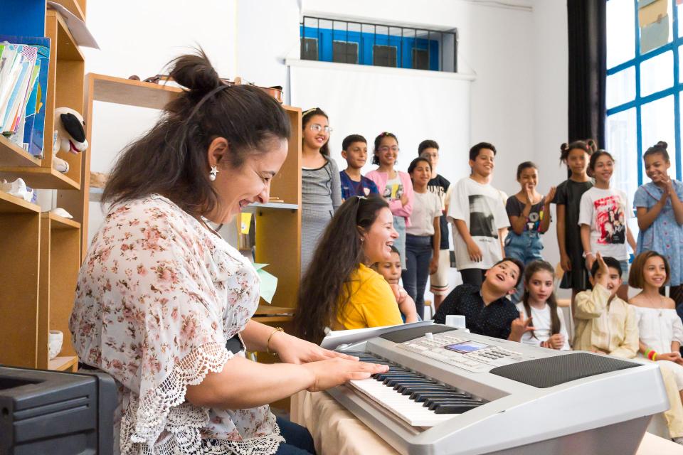 Atelier d'éveil musical animé par Iqadh avec les enfants de l'école Bab Souika - médina de Tunis, 2021 à 2024