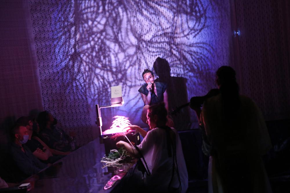 Performance 'Alien' de Rima Najdi dans le cadre du festival Festival Frequencies. Sharing Feminism, Goethe Institut de Berlin, mai 2022