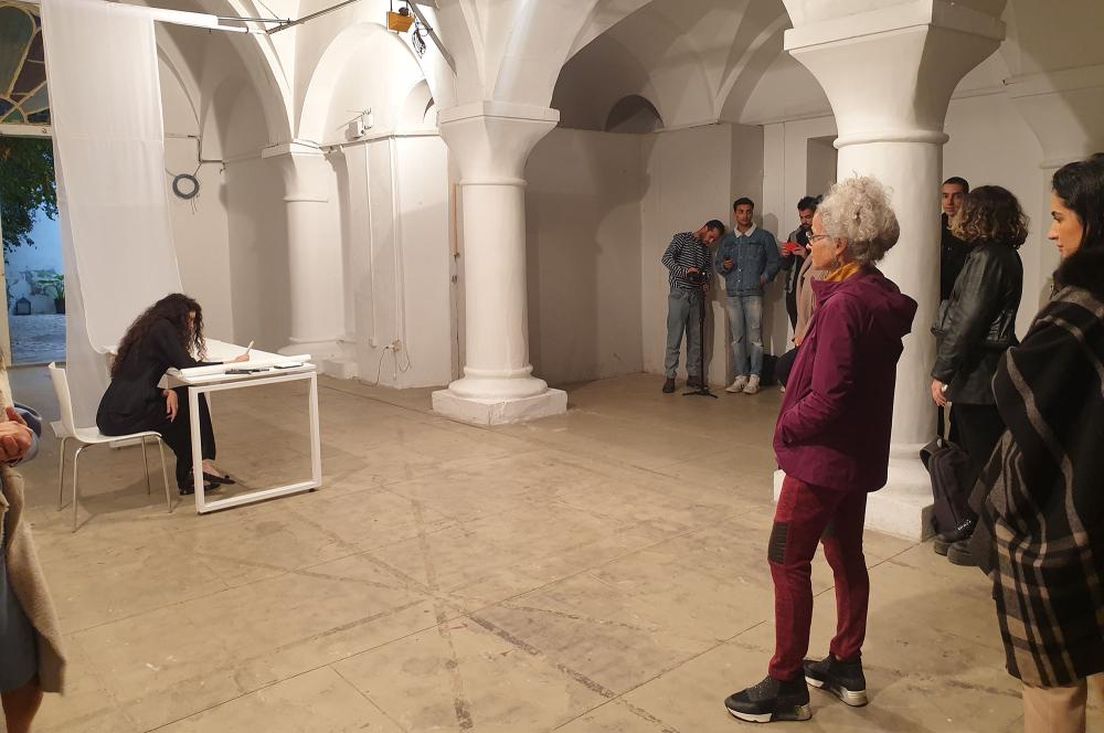 Performance 'Storying' de l’artiste iranienne Negar Tahsili à L’Art Rue, novembre 2022.