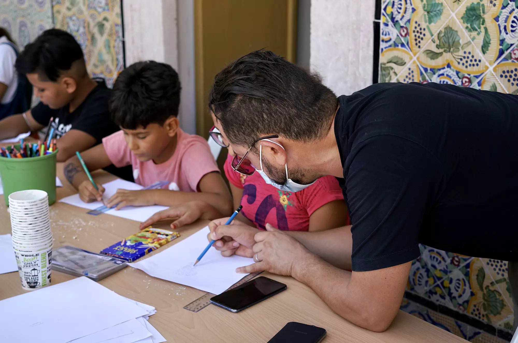 Atelier design et artisanat, Sāni` صَانِع, animé par Chemseddine Mechri avec des enfants au sein de L'Art Rue - septembre-octobre 2021
