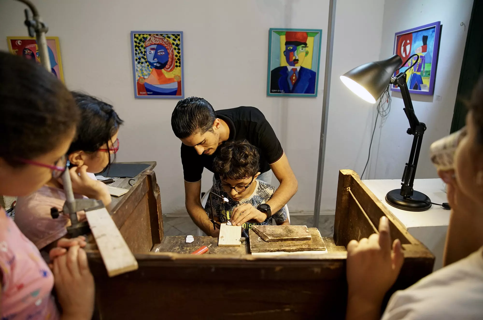 Atelier design et artisanat, Sāni` صَانِع, animé par Chemseddine Mechri avec des enfants au sein de L'Art Rue - septembre-octobre 2021