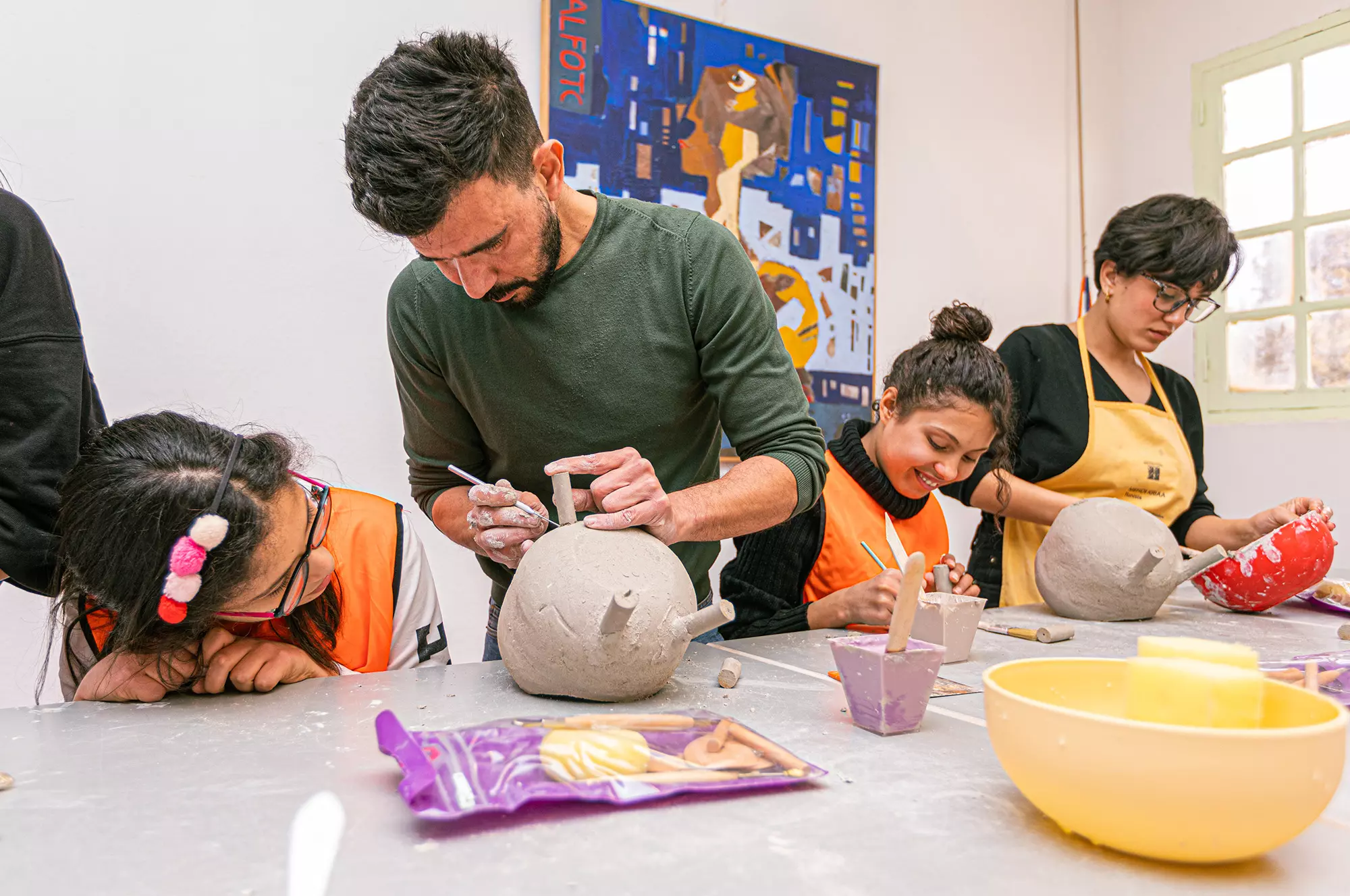 Sāni` صَانِع avec Mehdi Kriaa, atelier céramique pour enfants, mars 2022