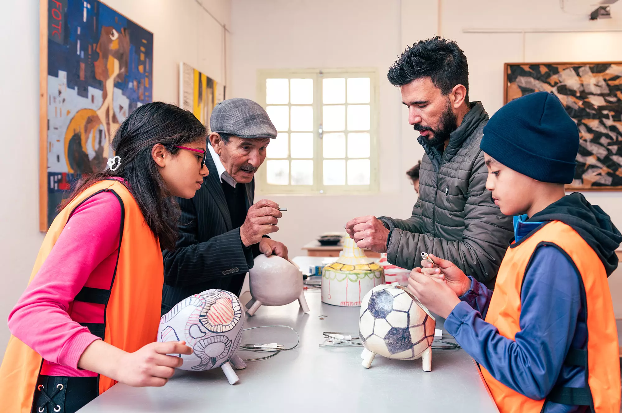 Sāni` صَانِع avec Mehdi Kriaa, atelier céramique pour enfants, mars 2022